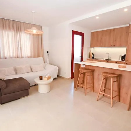 아파트 Ibiza Style Beachfront - Sea View & Pool